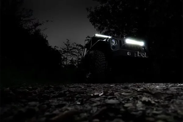 Tampilan Jeep dengan lampu Rough Country. 50" Dual Row LED Light
