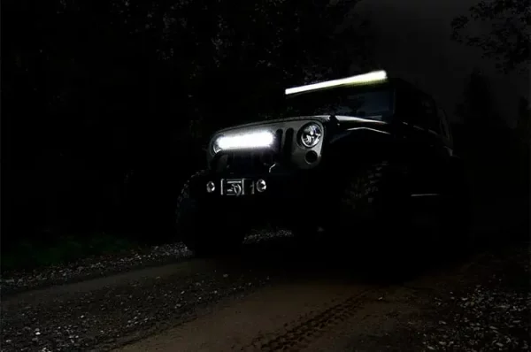Tampilan Jeep dengan lampu Rough Country. 50" Dual Row LED Light