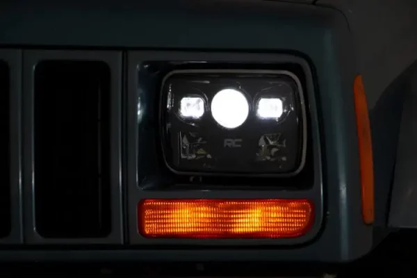 LED Projection Headlight, lampu LED pengganti lampu standard Jeep Cherokee dan Jeep Wrangler. Foto menunjukan tampilan dari dekat saat lampu menyala