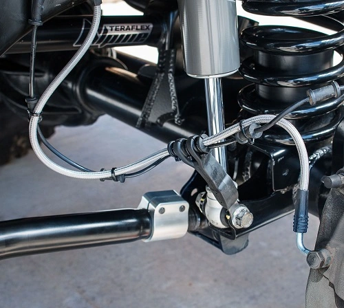 Braket kabel rem terpasang pada Jeep dan siap untuk melalui medan off road. Instalasi sangat mudah.