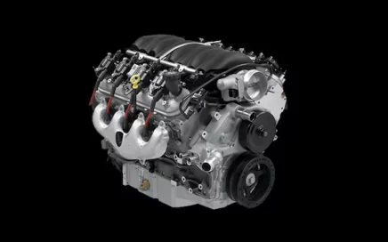 chevrolet ls376 engine yang mampu menghasilkan 525 tenaga kuda dengan background hitam.