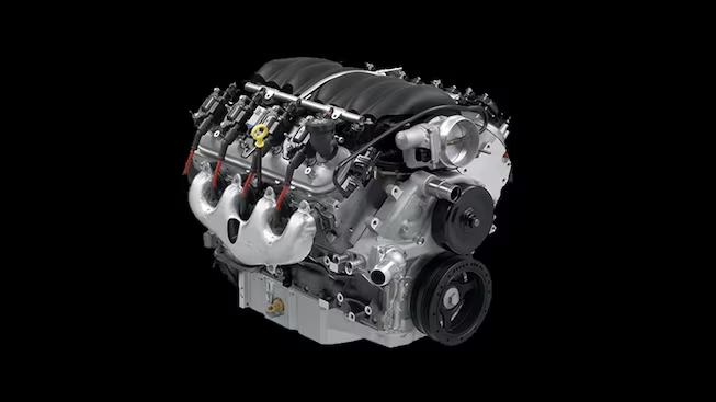 chevrolet ls376 engine yang mampu menghasilkan 525 tenaga kuda dengan background hitam.